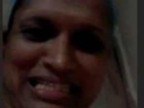 Experienced bhabi flaunts her body in VC