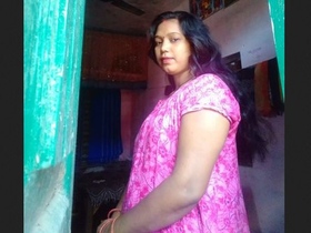 Aunty strips down and shows off her nude body
