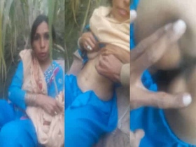 Desi aunty flaunts her butt in public for her lover