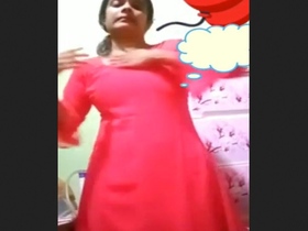 Bangladeshi girl flaunts her body in a steamy video