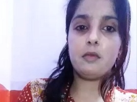 Hairy Indian girl's nude video with solo selfie