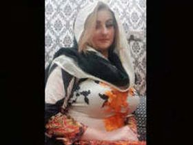 Pakistani actress flaunts her curvy body and round butt in viral video