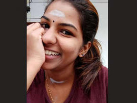 Mallu babe flaunts her big boobs and pussy in a solo video