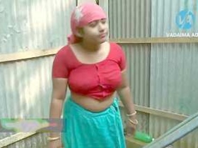 Village bhabhi takes a spit bath in a hidden corner