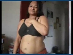 Amateur Bengali girl gives a sensual blowjob in Kolkata