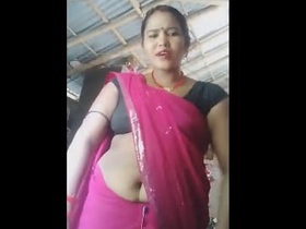 Curvy woman flaunts her big belly button in shorts