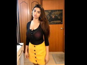 Anveshi Jain's live show: A steamy and seductive performance