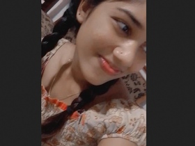 Lankan girl gives her boyfriend a blowjob in a hot video