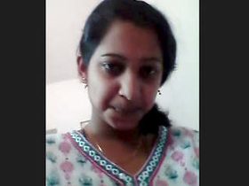 Indian girl flaunts her thick hairy pussy in a steamy video