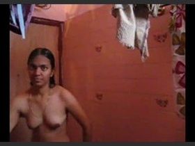 College babe indulges in solo play in the shower