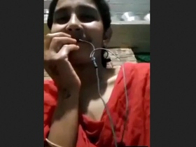 Bhabhi from the countryside flaunts her partner on camera