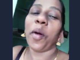 Desi mature MILF shows off her skills