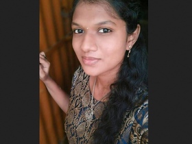 Innocent Tamil girl shows off her sexy side in MMS video