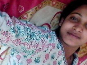 Young Indian college girl reveals her intimate parts to her boyfriend